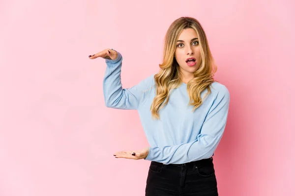 Giovane Donna Bionda Caucasica Scrolla Spalle Occhi Aperti Confusi — Foto Stock