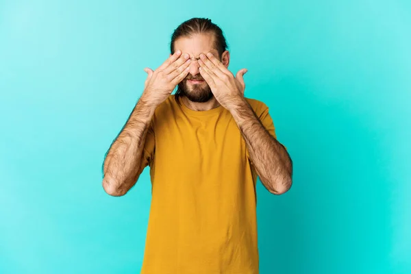 Hombre Joven Con Pelo Largo Mira Con Dolor Cabeza Tocando — Foto de Stock