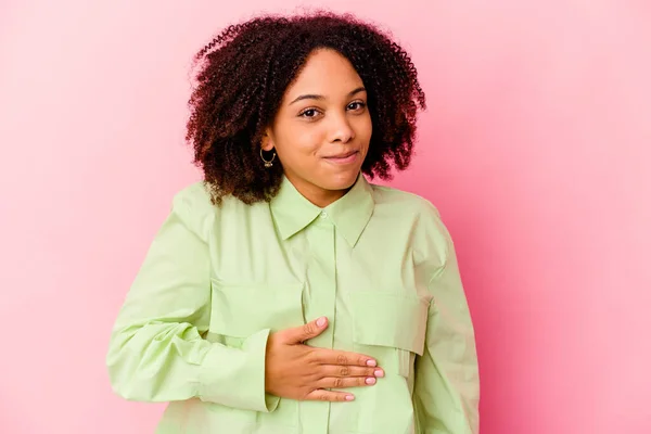 Jovem Negra Americana Mista Mulher Isolada Toca Barriga Sorri Suavemente — Fotografia de Stock