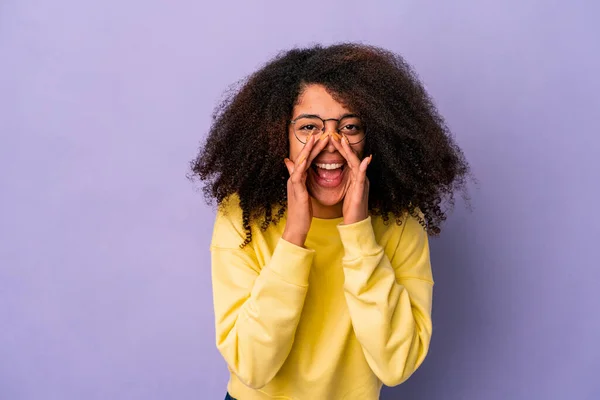 Mujer Rizada Afroamericana Joven Aislada Sobre Fondo Púrpura Diciendo Chisme —  Fotos de Stock