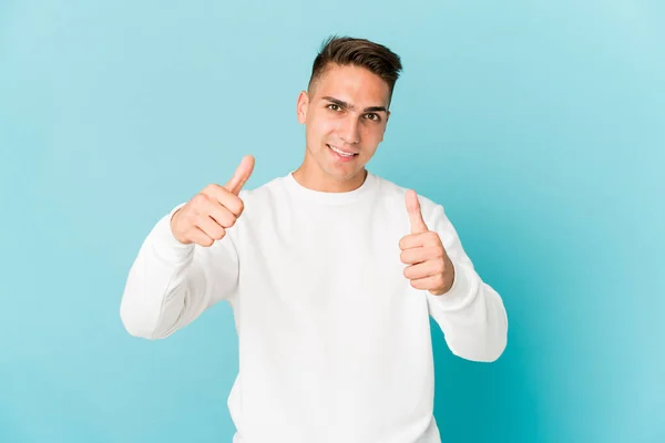 Jovem Caucasiano Bonito Homem Isolado Levantando Dois Polegares Sorrindo Confiante — Fotografia de Stock