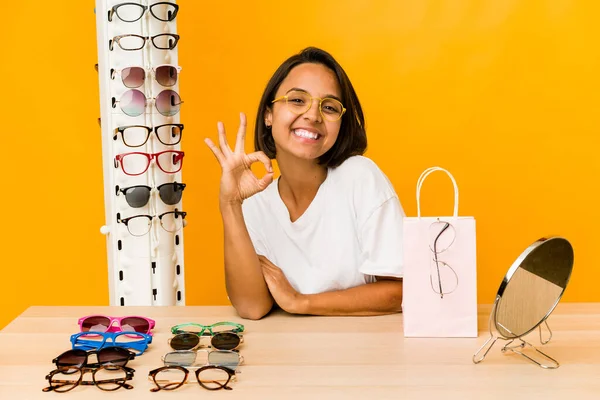 Mujer Hispana Joven Probándose Gafas Aisladas Alegres Confiadas Mostrando Gesto —  Fotos de Stock