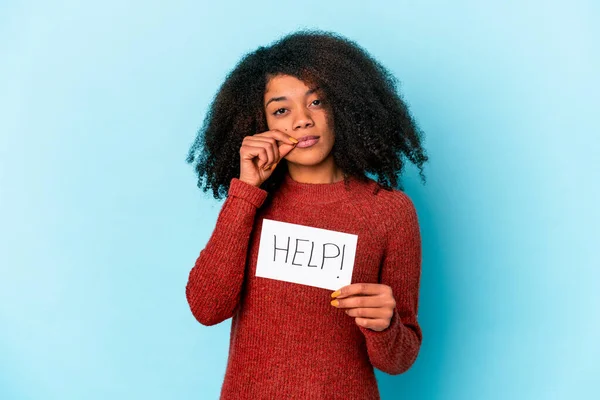 Genç Afro Amerikalı Kıvırcık Kadın Parmakları Dudaklarında Yardım Pankartı Tutuyor — Stok fotoğraf