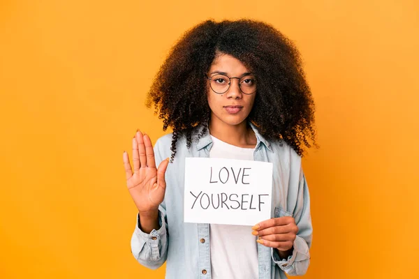 Jeune Femme Frisée Afro Américaine Tenant Une Pancarte Amour Debout — Photo