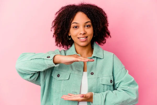 Jovem Negra Americana Mista Mulher Isolada Segurando Algo Com Duas — Fotografia de Stock