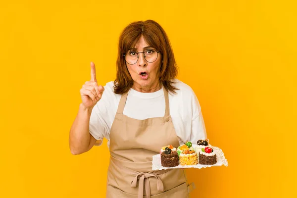 Mulher Cozinheira Caucasiana Meia Idade Com Uma Ideia Conceito Inspiração — Fotografia de Stock