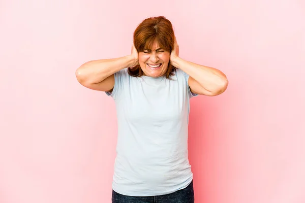 Senior Kaukasiska Kvinna Isolerad Täcker Öronen Med Händerna Försöker Att — Stockfoto