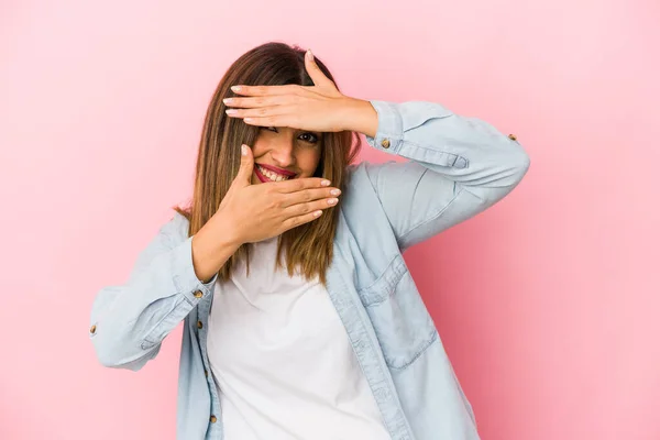 Giovane Donna Indiana Isolata Sfondo Rosa Lampeggia Alla Fotocamera Attraverso — Foto Stock