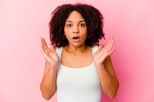 Giovane Afro Americana Mista Donna Isolato Sorpreso Scioccato — Foto Stock