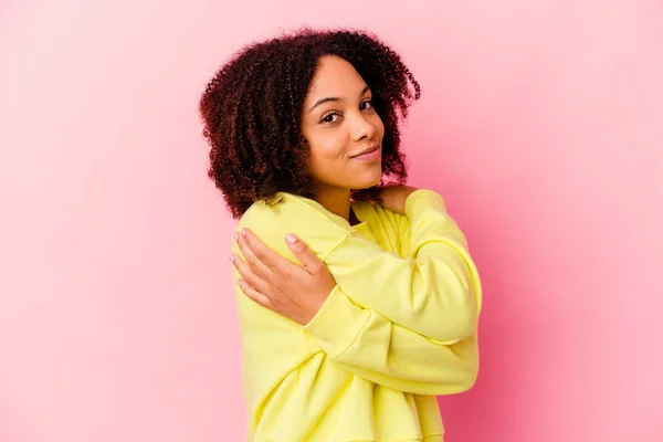 Jovem Negra Americana Mista Mulher Isolado Abraços Sorrindo Despreocupado Feliz — Fotografia de Stock