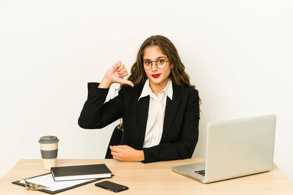 Jovem Mulher Negócios Caucasiana Trabalhando Seu Desktop Isolado Mostrando Gesto — Fotografia de Stock