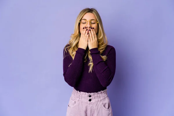 Young Caucasian Blonde Woman Laughing Something Covering Mouth Hands — Stock Photo, Image