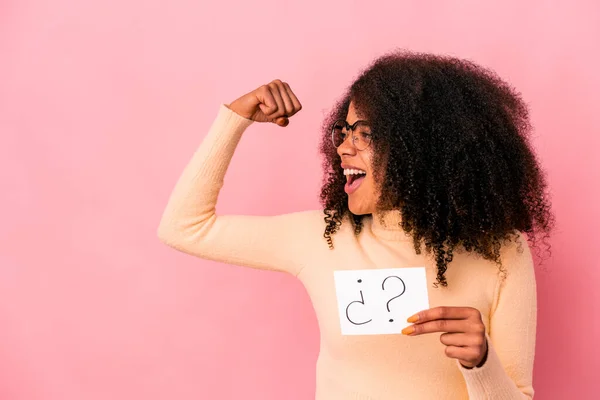 Молода Афроамериканська Кучерява Жінка Яка Проводить Допит Плакаті Піднімаючи Кулак — стокове фото