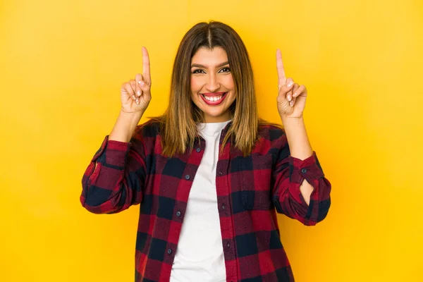 Mulher Indiana Jovem Isolado Fundo Amarelo Indica Com Ambos Dedos — Fotografia de Stock