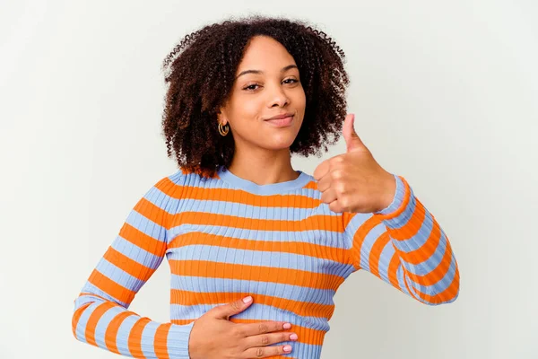 Jonge Afrikaanse Amerikaanse Gemengde Ras Vrouw Geïsoleerde Raakt Buik Glimlacht — Stockfoto
