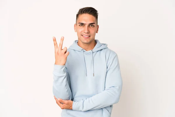 Genç Beyaz Yakışıklı Bir Adam Izole Edilmiş Numarayı Parmaklarıyla Gösteriyor — Stok fotoğraf