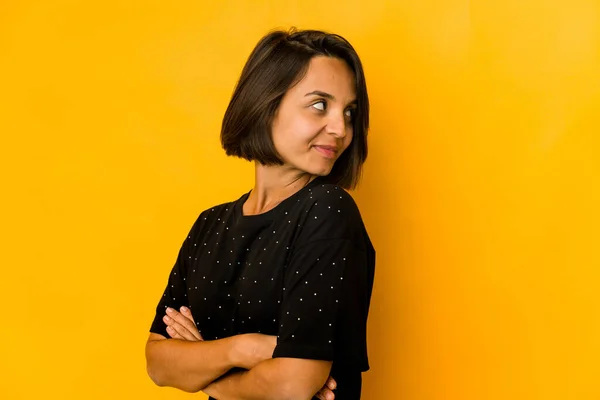 Mujer Hispana Joven Aislada Amarillo Mira Lado Sonriente Alegre Agradable —  Fotos de Stock