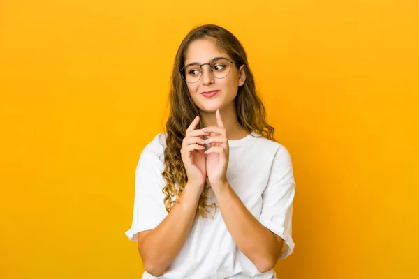 Joven Mujer Caucásica Inventando Plan Mente Estableciendo Una Idea —  Fotos de Stock