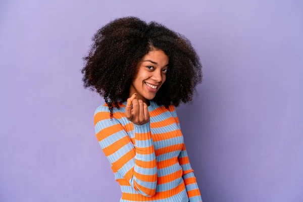 Joven Mujer Rizada Afroamericana Aislada Sobre Fondo Púrpura Señalándote Con — Foto de Stock