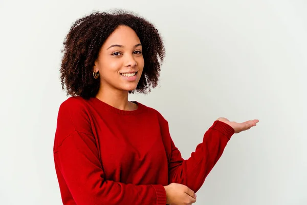 若いアフリカ系アメリカ人の混合人種の女性は ヤシの上にコピースペースを示し 腰に別の手を保持孤立 — ストック写真