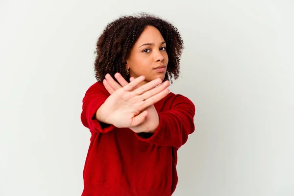 Mujer Joven Afroamericana Raza Mixta Aislada Pie Con Mano Extendida —  Fotos de Stock