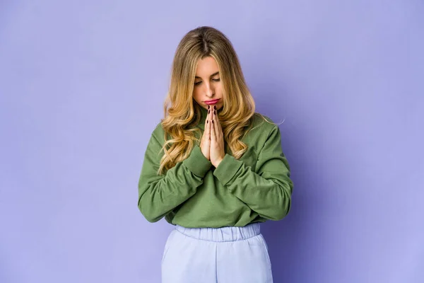 若い白人ブロンドの女性の祈り 献身を示す 神のインスピレーションを探している宗教的な人 — ストック写真