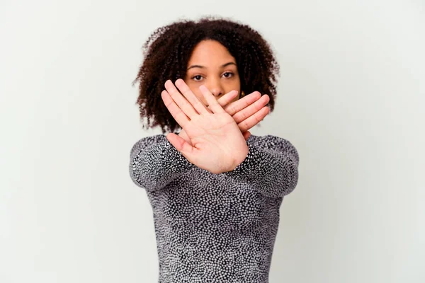 Joven Afroamericana Mestiza Aislada Haciendo Gesto Negación —  Fotos de Stock