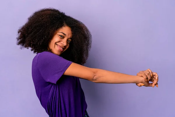 Ung Afrikansk Amerikansk Lockig Kvinna Isolerad Lila Bakgrund Stretching Armar — Stockfoto