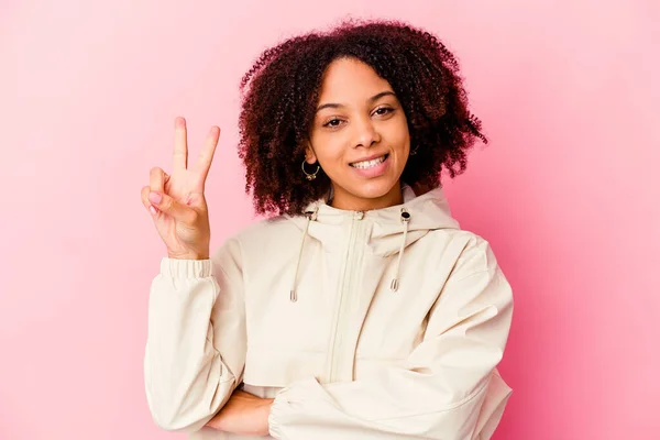 Jovem Negra Americana Mista Mulher Isolada Mostrando Número Dois Com — Fotografia de Stock