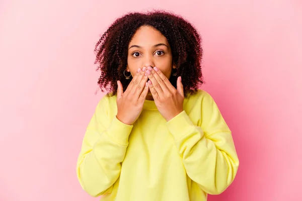 Junge Afrikanisch Amerikanische Mischlingshündin Isoliert Schockiert Mund Mit Händen Bedecken — Stockfoto