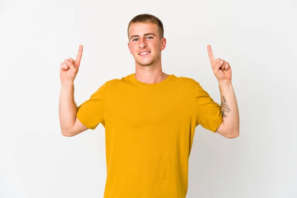 Mladý Běloch Pohledný Muž Ukazuje Oběma Předními Prsty Nahoru Ukazující — Stock fotografie