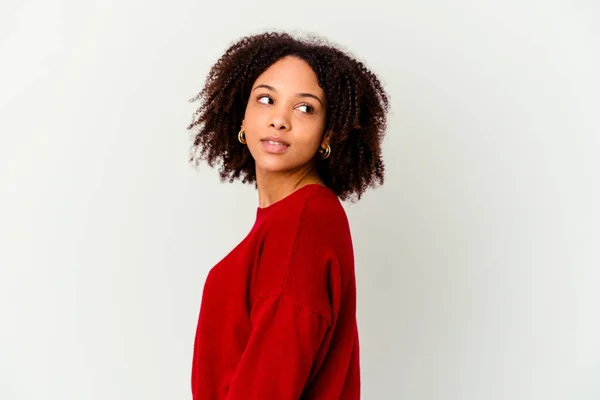 Jong Afrikaans Amerikaans Gemengd Ras Vrouw Geïsoleerde Kijkt Opzij Glimlachend — Stockfoto