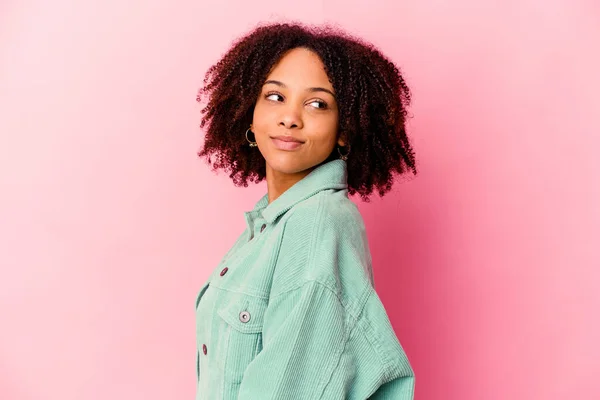Genç Afro Amerikan Melez Kadın Yalnız Gülümseyen Neşeli Keyifli Bakışlar — Stok fotoğraf