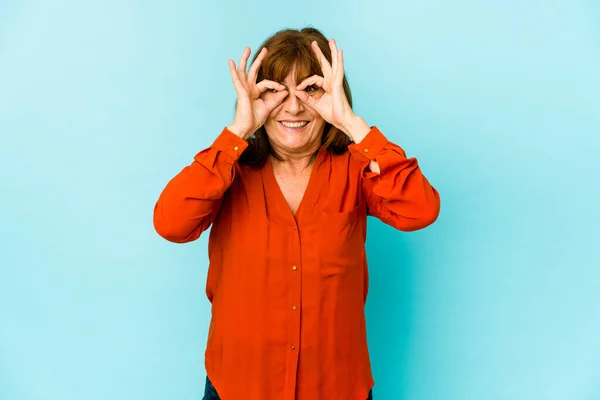 Senior Caucásico Mujer Aislado Excitado Mantener Gesto Ojo —  Fotos de Stock