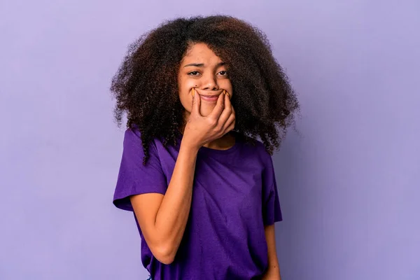 紫の背景に孤立した若いアフリカ系アメリカ人の巻き毛の女性2つのオプションの間に疑問 — ストック写真