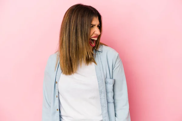 Mulher Indiana Jovem Isolado Fundo Rosa Gritando Muito Irritado Conceito — Fotografia de Stock