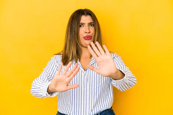 Jovem Indiana Mulher Isolado Amarelo Fundo Rejeitando Alguém Mostrando Gesto — Fotografia de Stock