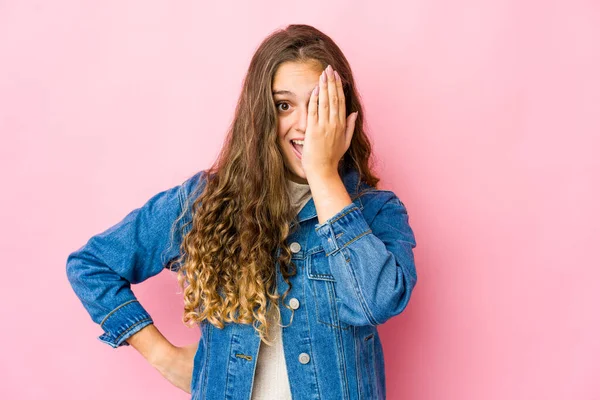 Mladý Kavkazský Žena Having Zábava Pokrývající Polovinu Obličeje Dlaní — Stock fotografie