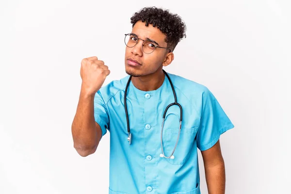 Молодий Афроамериканський Кучерявий Медсестра Чоловік Ізольований Показуючи Кулак Камеру Агресивний — стокове фото