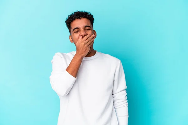 Jovem Afro Americano Encaracolado Homem Isolado Bocejo Azul Mostrando Gesto — Fotografia de Stock