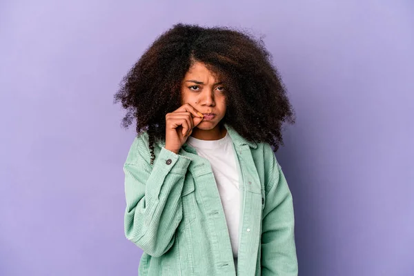 Jovem Afro Americana Encaracolado Mulher Isolada Fundo Roxo Com Dedos — Fotografia de Stock