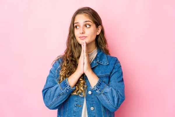 Mujer Joven Caucásica Rezando Mostrando Devoción Persona Religiosa Buscando Inspiración —  Fotos de Stock