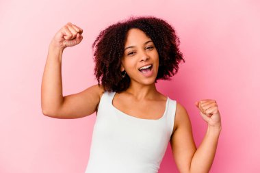 Genç Afro-Amerikan melez kadın zafer ve galibiyet kavramından sonra yumruğunu kaldırdı..