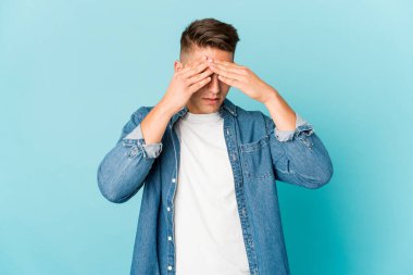 Kafkasyalı yakışıklı bir adam izole edilmiş, başı ağrıyor, yüzüne dokunuyor..