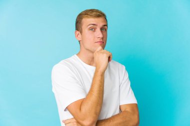 Beyaz tenli yakışıklı şüpheli, kararsız, seni sorguluyor..