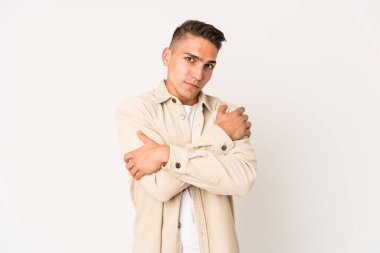 Genç, beyaz, yakışıklı bir adam. Kucaklaşmalar, kaygısız gülümsemeler ve mutluluklar..