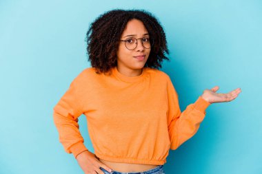 Genç Afro-Amerikan melez kadın şüpheye düşüp omuz silkerek jestlerini sorguluyor..