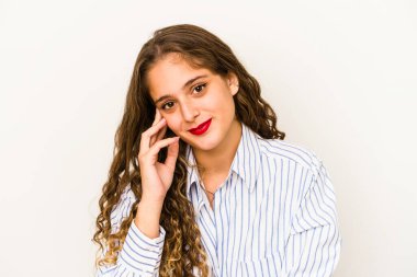 Genç, kıvırcık, beyaz tenli, yakından bakan bir kadın.