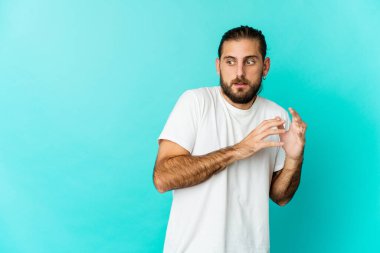 Uzun saçlı genç adam korkmuş ve korkmuş görünüyor..