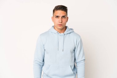 Kafkasyalı yakışıklı bir adam yalnızken yanakları patlatıyor, yorgun bir ifade takınıyor. Yüz ifadesi kavramı.